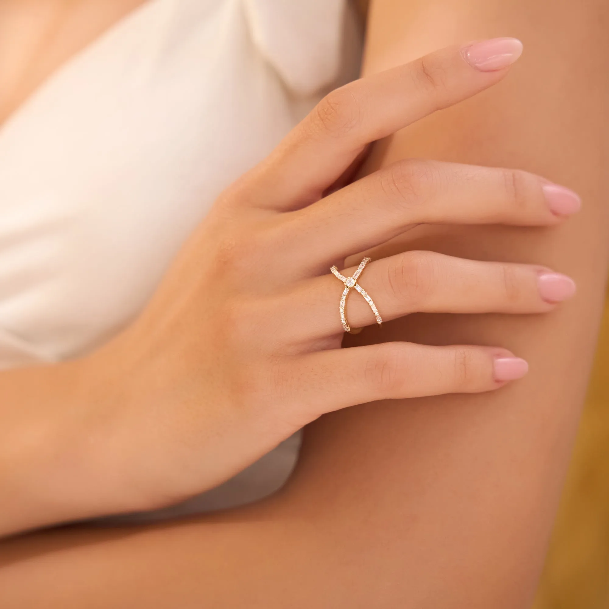 Baguette Round Diamond Crisscross Ring - Image 5
