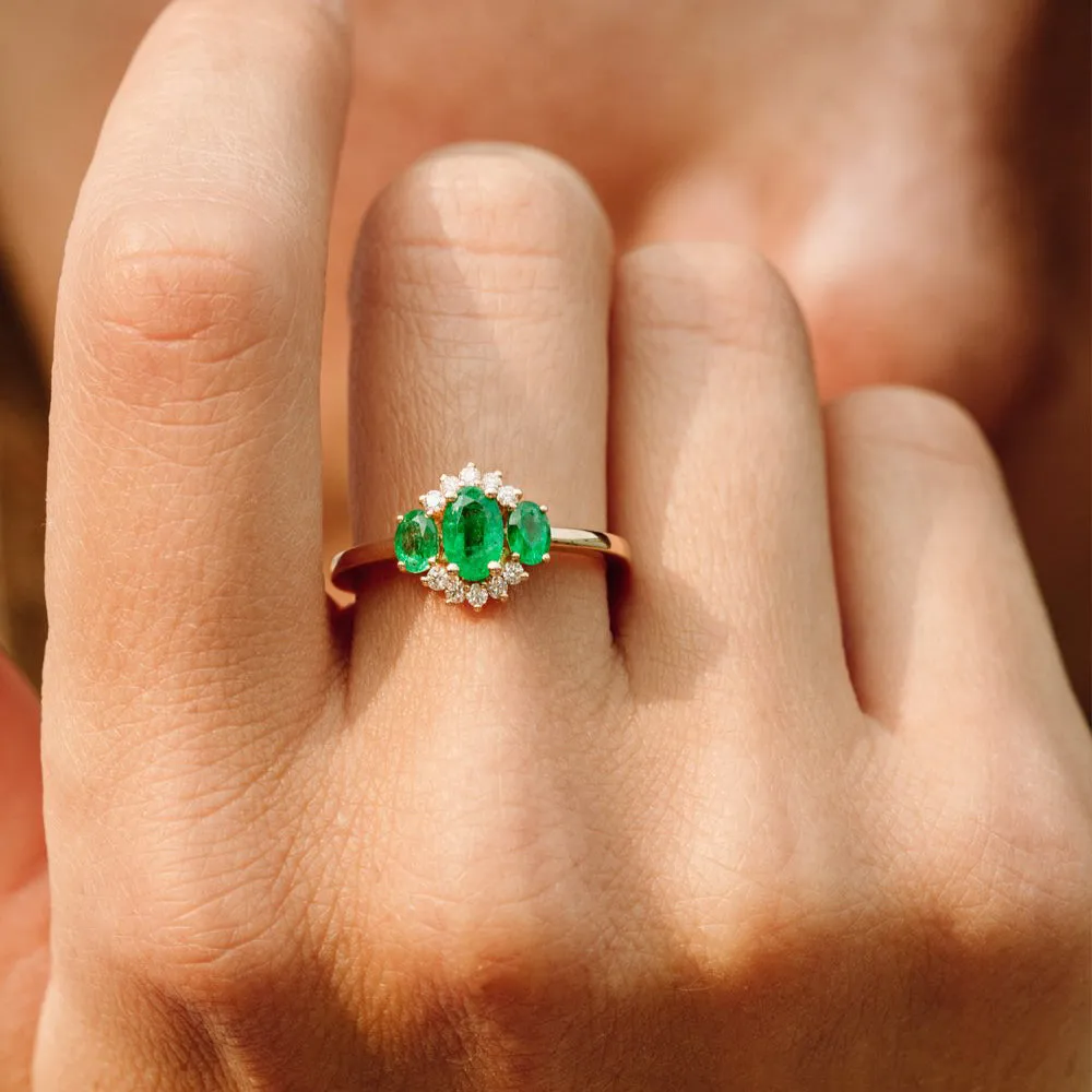 Three Stone Emerald Cluster Ring - Image 4