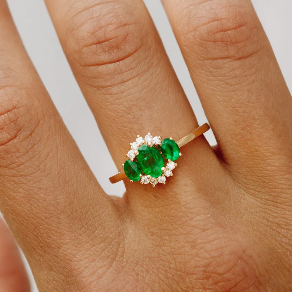 Three Stone Emerald Cluster Ring - Image 5