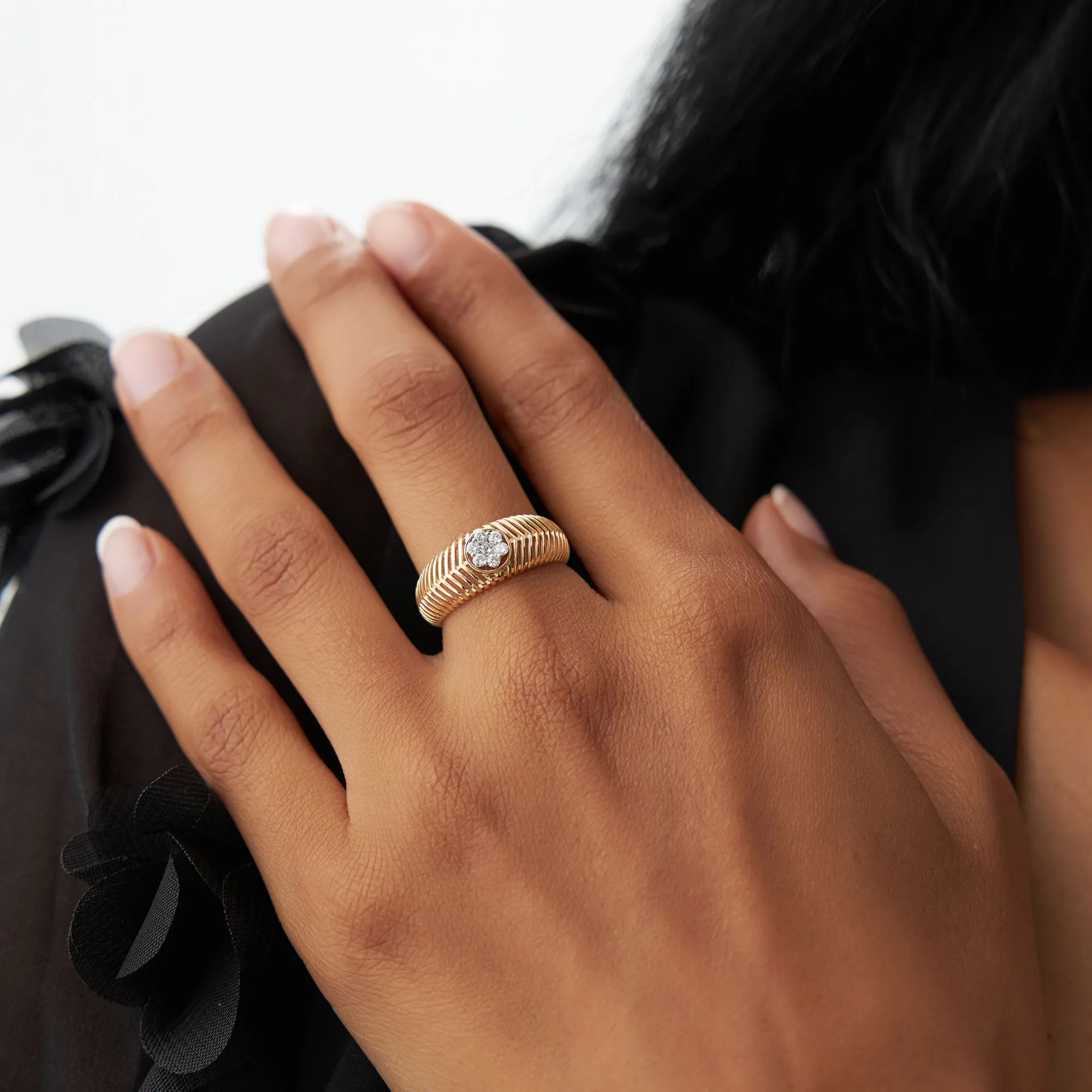 Unique Ribbed Illusion Setting Diamond Ring - Image 3